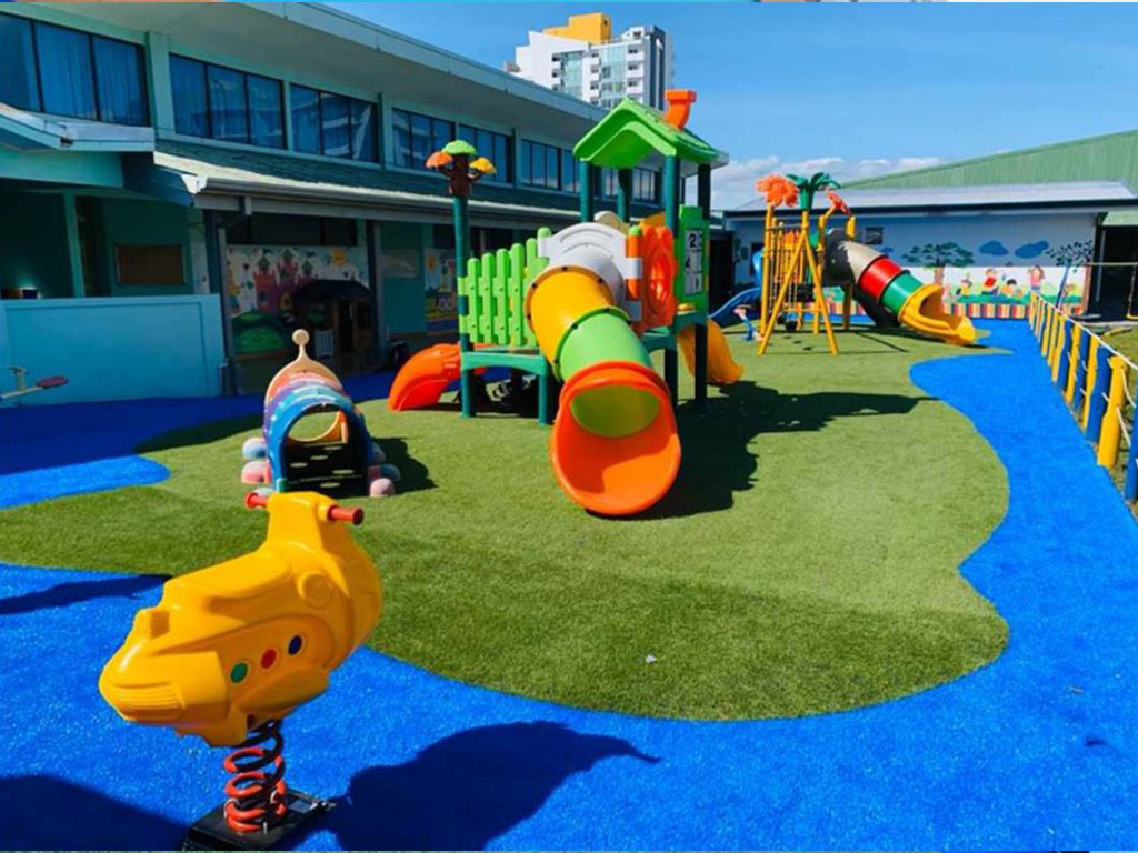 Instalacion de playgrounds y cesped para el colegio Los Angeles en Sabana